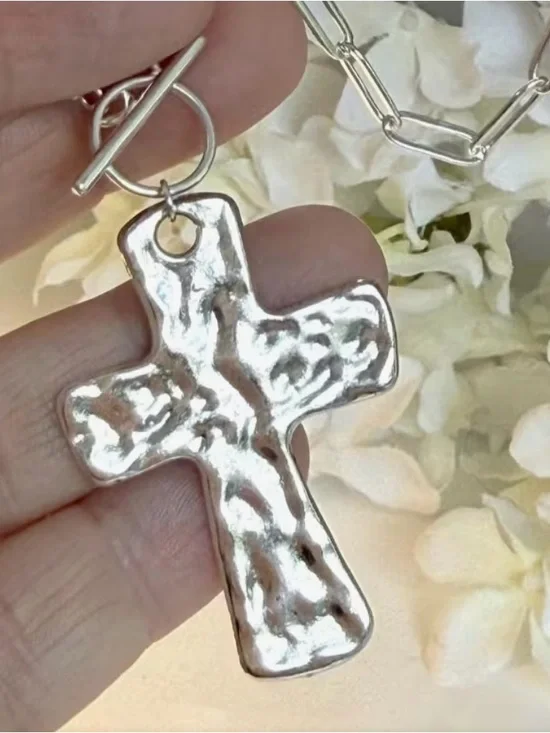 🩶 Hammered Cross Pendant Toggle Clasp Necklace - Silver Tone Paperclip Chain 🩶 - Picture 3 of 9